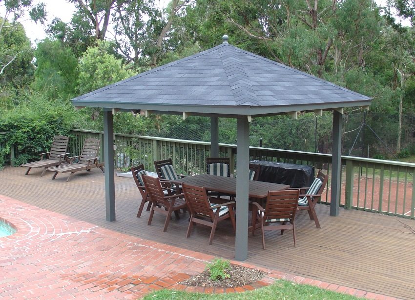 Ανοιχτό ξύλινο κιόσκι με ασφαλτική οροφή Ανοιχτό ξύλινο κιόσκι με ασφαλτική οροφή