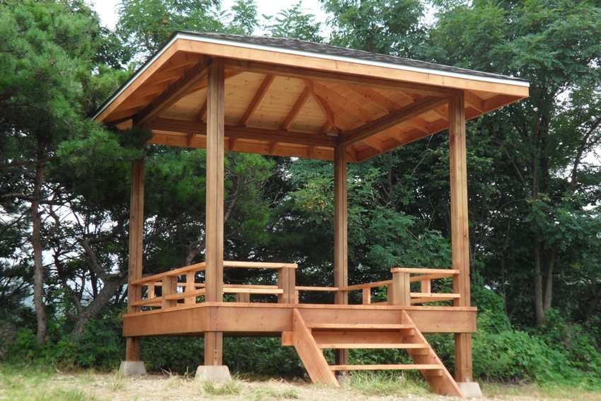 Κιόσκι με χαμηλό ξύλινο φράχτη Κιόσκι με χαμηλό ξύλινο φράχτη