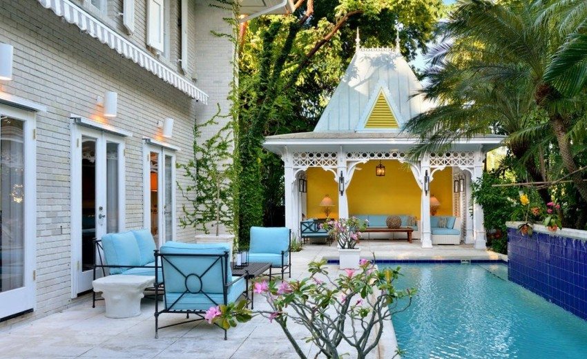 Κιόσκι με κίονες και πλούσια σκαλιστά στολίδια Κιόσκι με κίονες και πλούσια σκαλιστά στολίδια