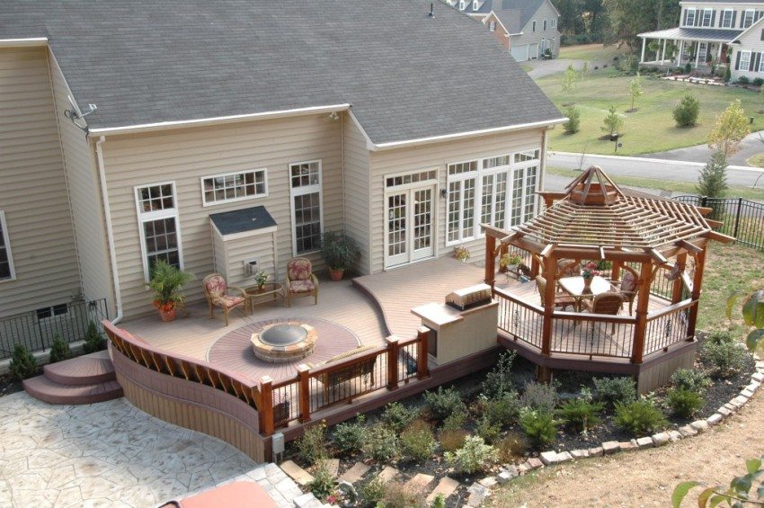 Πρωτότυπη διάταξη βεράντας με ξύλινο κιόσκι και γκριλ Πρωτότυπη διάταξη βεράντας με ξύλινο κιόσκι και γκριλ