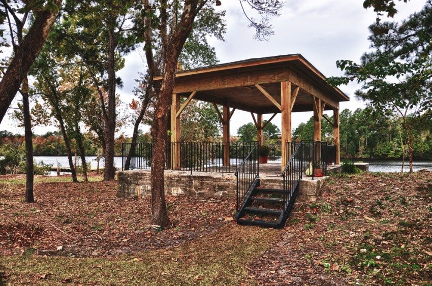 Κιόσκι με πέτρινη βάση και μεταλλικά κάγκελα Κιόσκι με πέτρινη βάση και μεταλλικά κάγκελα