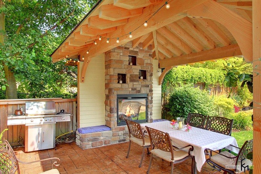 Sjenica sa štednjakom, građena od drva Sjenica sa štednjakom, građena od drva