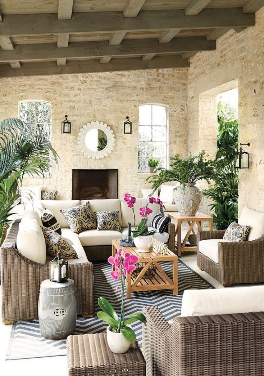 Kamena sjenica s nagnutim drvenim krovom Kamena sjenica s nagnutim drvenim krovom