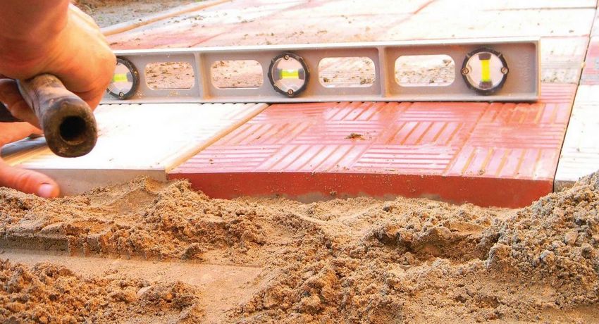 Ploče za popločavanje koriste se kao podnice u sjenici Ploče za popločavanje koriste se kao podnice u sjenici