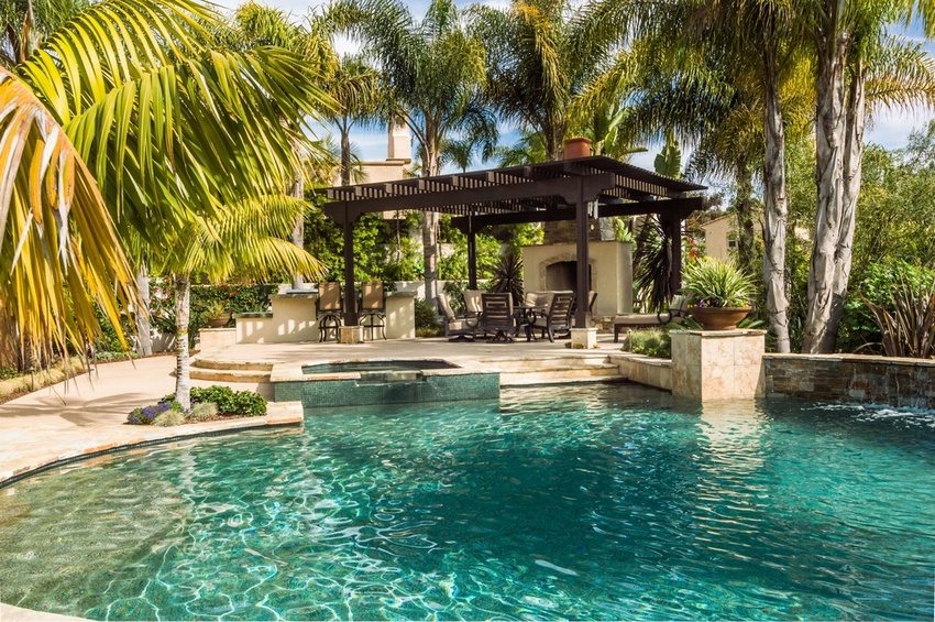 Ispod krova drvene pergole nalazi se peć Ispod krova drvene pergole nalazi se peć