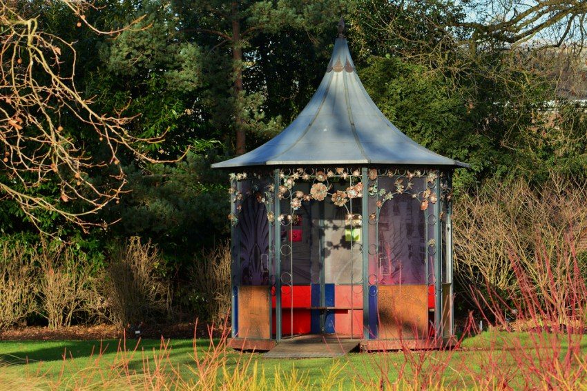 Gazebo hexagonal en métal avec toit pointu Gazebo hexagonal en métal avec toit pointu