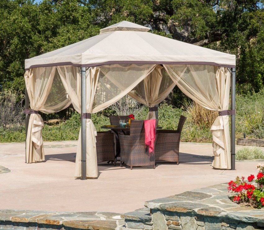 Un gazebo constitué d'un tuyau profilé, complété par un auvent en tissu Un gazebo constitué d'un tuyau profilé, complété par un auvent en tissu
