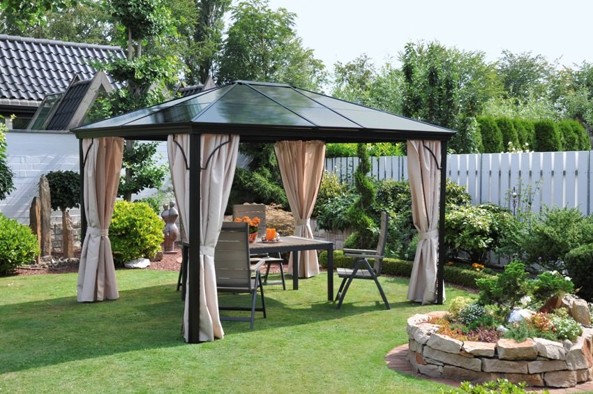 Le métal et le polycarbonate sont parfaits pour aménager les gazebos Le métal et le polycarbonate sont parfaits pour aménager les gazebos