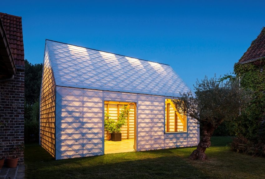 Petit gazebo fermé construit en polycarbonate Petit gazebo fermé construit en polycarbonate