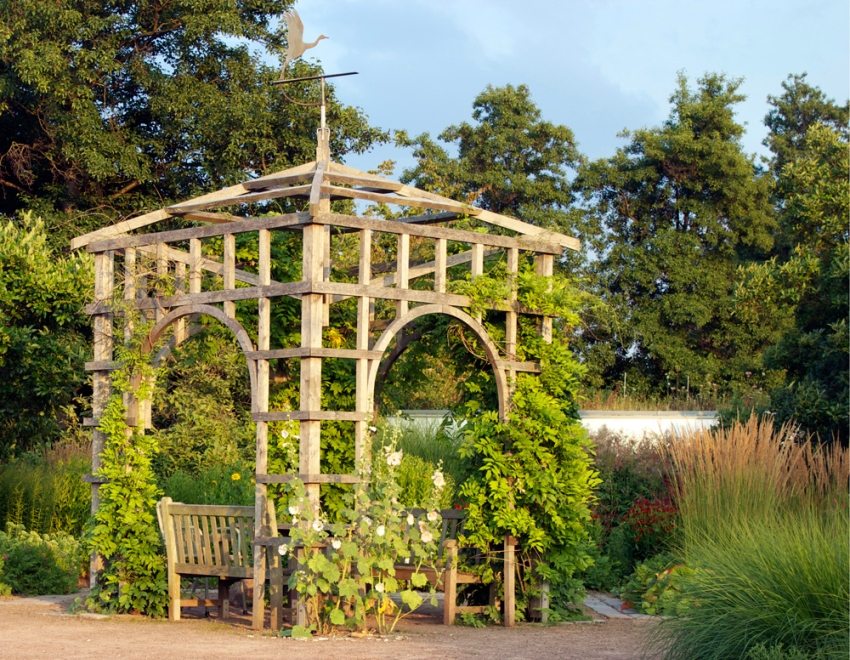 Un gazebo dans la cour, construit en bois Un gazebo dans la cour, construit en bois
