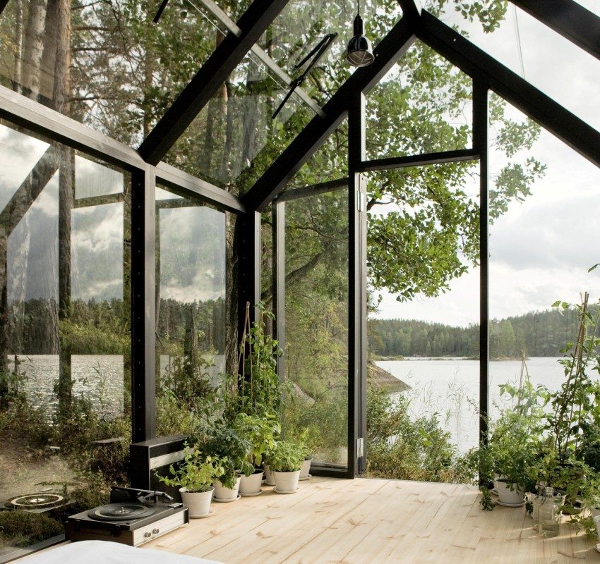 À l'intérieur du gazebo en verre, vous pouvez admirer le paysage environnant À l'intérieur du gazebo en verre, vous pouvez admirer le paysage environnant