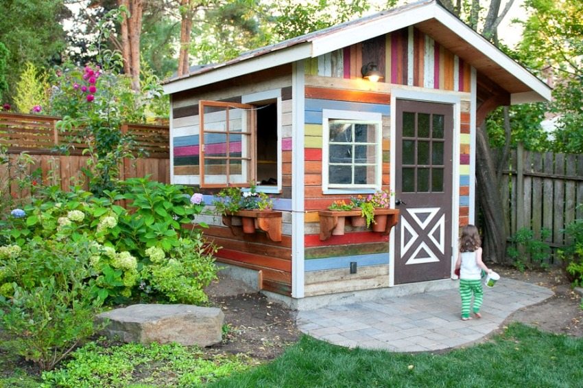 Gazebo fermé en planches multicolores en bois Gazebo fermé en planches multicolores en bois