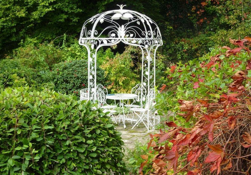 Gazebo rond en métal dans le jardin Gazebo rond en métal dans le jardin