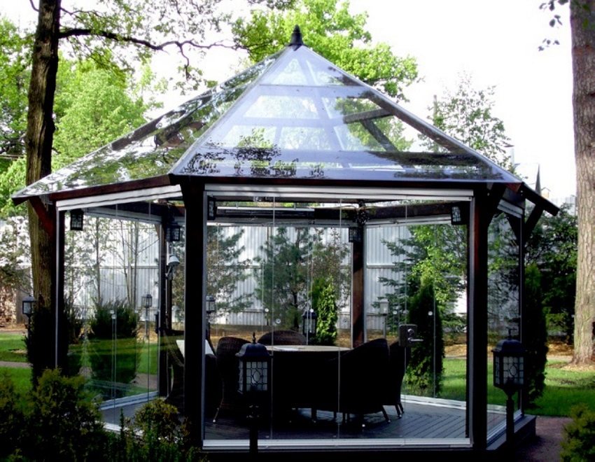 Krov od polikarbonata u kombinaciji s metalnim okvirom Krov od polikarbonata u kombinaciji s metalnim okvirom