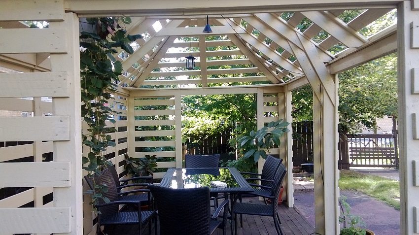 Sjenica za davanje iz ulaštenih paleta Sjenica za davanje iz ulaštenih paleta