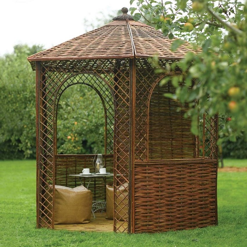 Ugodna građevina izrađena od pletenih grana Ugodna građevina izrađena od pletenih grana