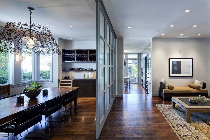 המחיצה מחלקת את החדר לשני אזורים מבלי לתפוס מקום רב המחיצה מחלקת את החדר לשני אזורים מבלי לתפוס מקום רב