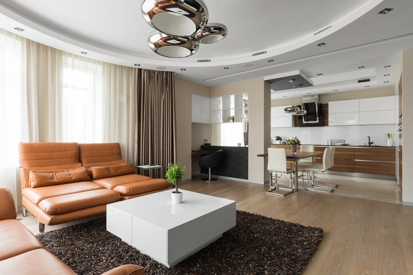 צבעים חמים במטבח-סלון מרווח צבעים חמים במטבח-סלון מרווח