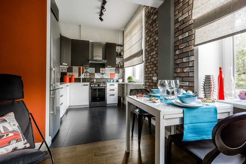 אריחים גיאומטריים בהירים במטבח נותנים את הטון לחדר אריחים גיאומטריים בהירים במטבח נותנים את הטון לחדר