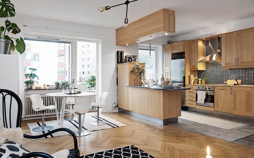 מטבח סטודיו מודרני המשלב בין ברק המתכת לטבעיות העץ מטבח סטודיו מודרני המשלב בין ברק המתכת לטבעיות העץ