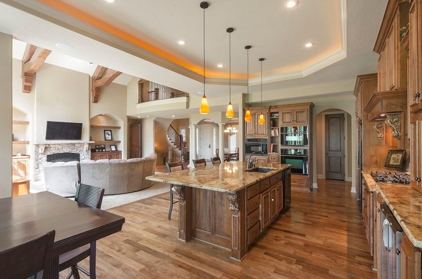 תכנון באמצעות חומרים טבעיים ותאורה נוספת של אזור העבודה במטבח תכנון באמצעות חומרים טבעיים ותאורה נוספת של אזור העבודה במטבח