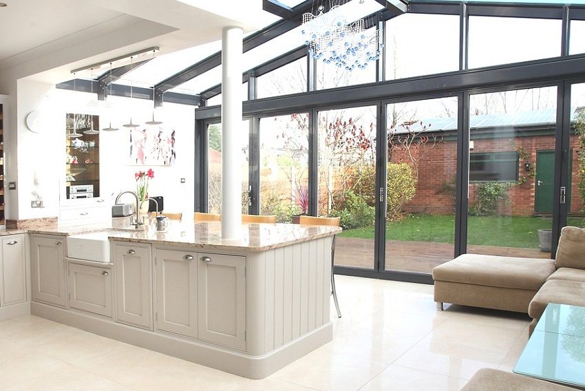 מטבח מואר היטב עם חלונות פנורמיים מטבח מואר היטב עם חלונות פנורמיים