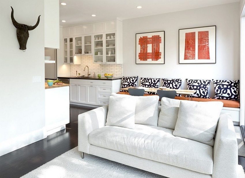 המטבח עשוי בפלטת צבעים יחידה עם פינת ישיבה המטבח עשוי בפלטת צבעים יחידה עם פינת ישיבה