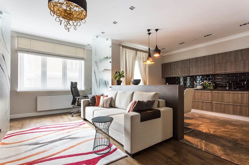 סינר מטבח שחור מנוגד לריהוט עץ וקירות בהירים. סינר מטבח שחור מנוגד לריהוט עץ וקירות בהירים.