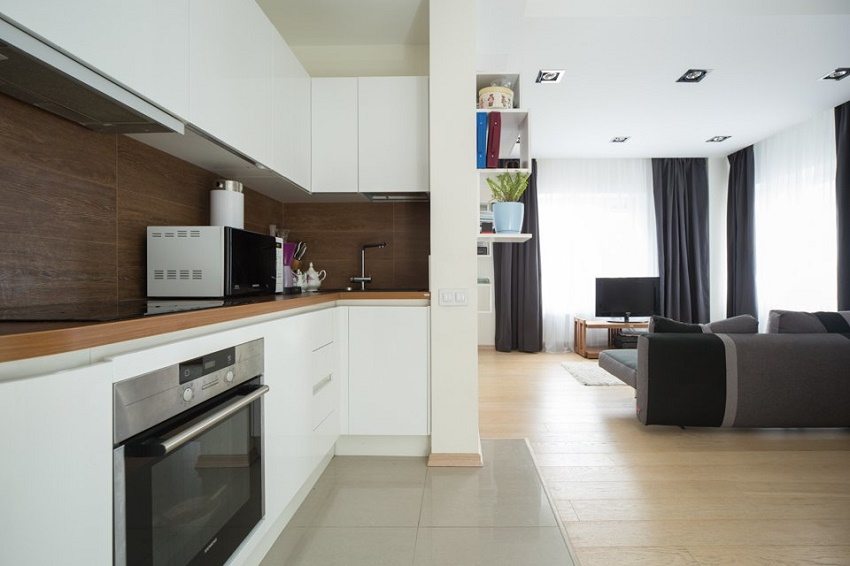 מקום פנוי באזור העבודה במטבח מקום פנוי באזור העבודה במטבח