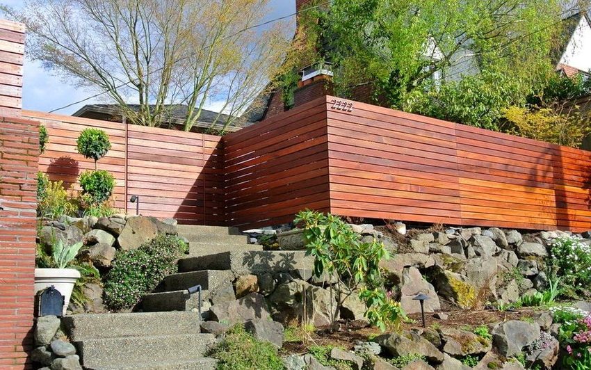 Ukážka kombinácie dreveného plotu so skalkou Ukážka kombinácie dreveného plotu so skalkou