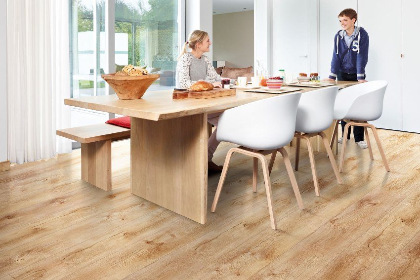 Brede laminatpaneler ligner visuelt et massivt plankegulv Brede laminatpaneler ligner visuelt et massivt plankegulv