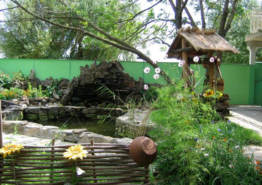 Ładny i przytulny dziedziniec w stylu rustykalnym Ładny i przytulny dziedziniec w stylu rustykalnym