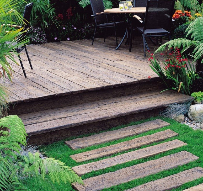 Chodnik i podium są wykonane z drewnianych desek Chodnik i podium są wykonane z drewnianych desek