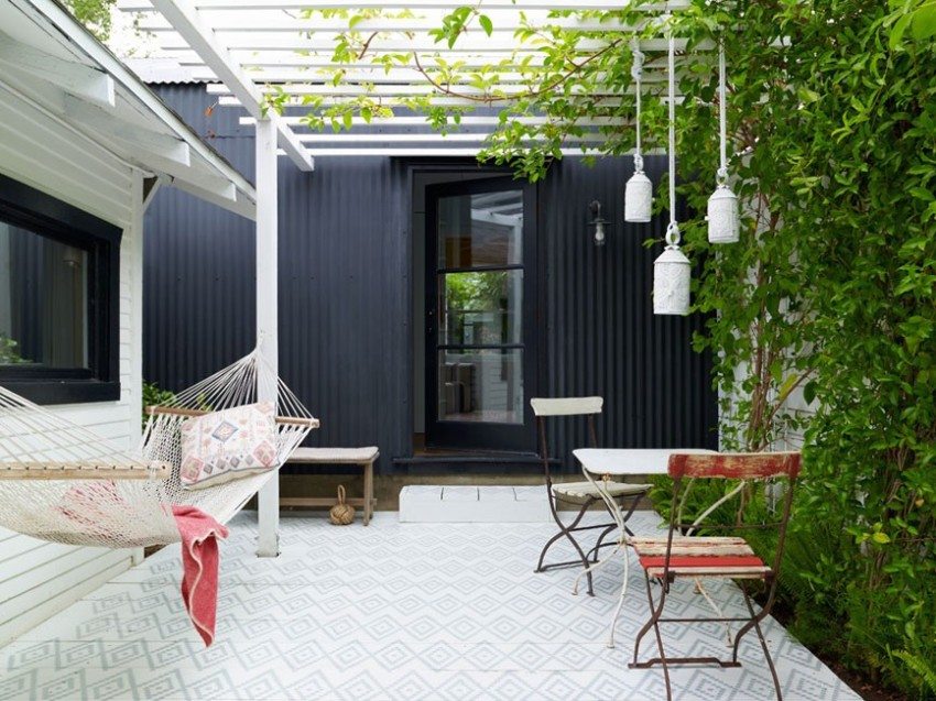 Przytulna aranżacja małego wiejskiego podwórka Przytulna aranżacja małego wiejskiego podwórka