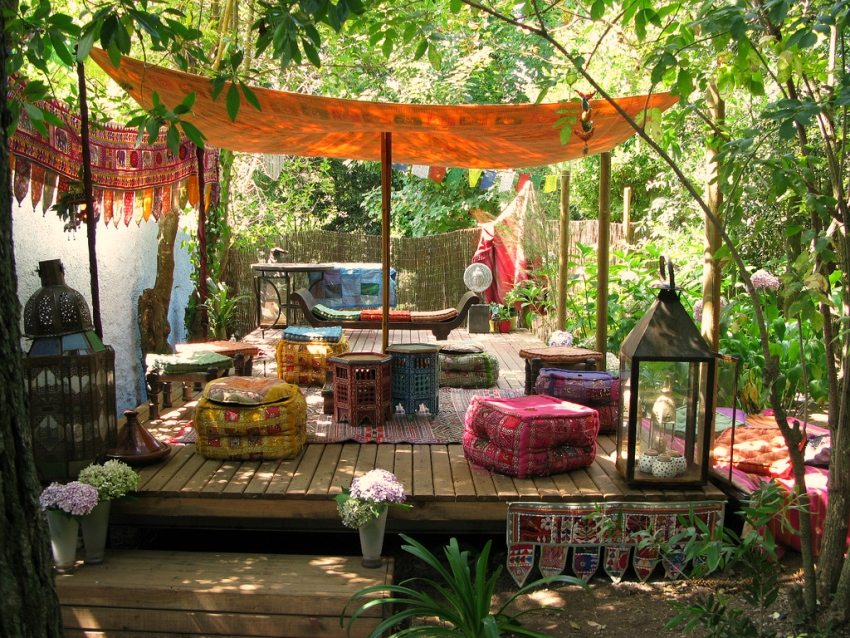 Kolorowy i jasny orientalny styl w wystroju letniego domku Kolorowy i jasny orientalny styl w wystroju letniego domku