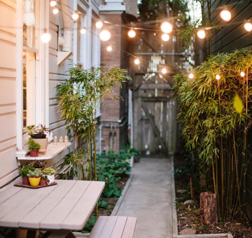 Dziedziniec daczy jest oświetlony kilkoma wiszącymi girlandami Dziedziniec daczy jest oświetlony kilkoma wiszącymi girlandami