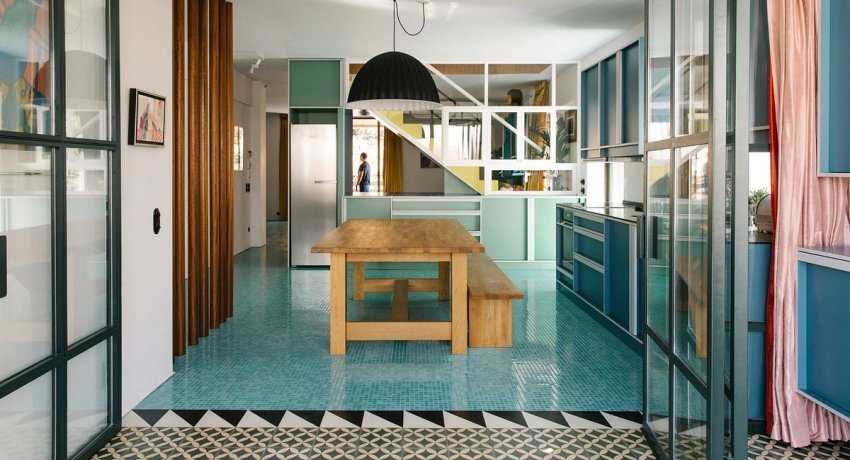 Sjajni mozaik u svijetloj tirkiznoj boji u kuhinji Podne pločice za kuhinju: fotografije i cijene popularnih vrsta