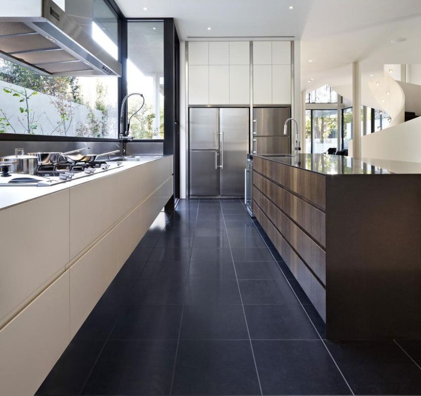 Elegantne grafitne pločice u kuhinji Elegantne grafitne pločice u kuhinji