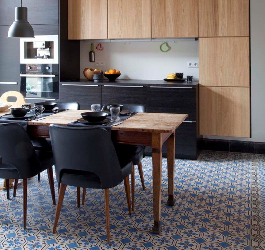 Pločica sa svijetlim uzorkom na podu kuhinje-blagovaonice Pločica sa svijetlim uzorkom na podu kuhinje-blagovaonice