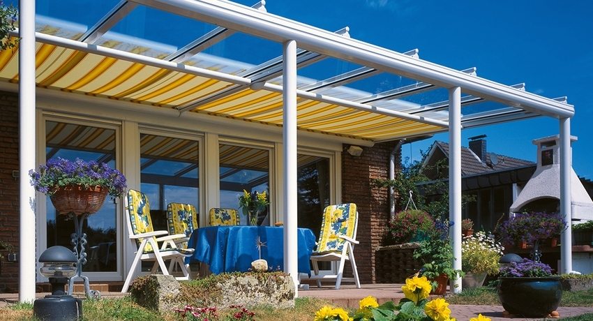 Les auvents attenants à la maison reposent sur les étagères d'un côté, et de l'autre côté ils sont fixés au mur de la structure capitale Les auvents attenants à la maison reposent sur les étagères d'un côté, et de l'autre côté ils sont fixés au mur de la structure capitale