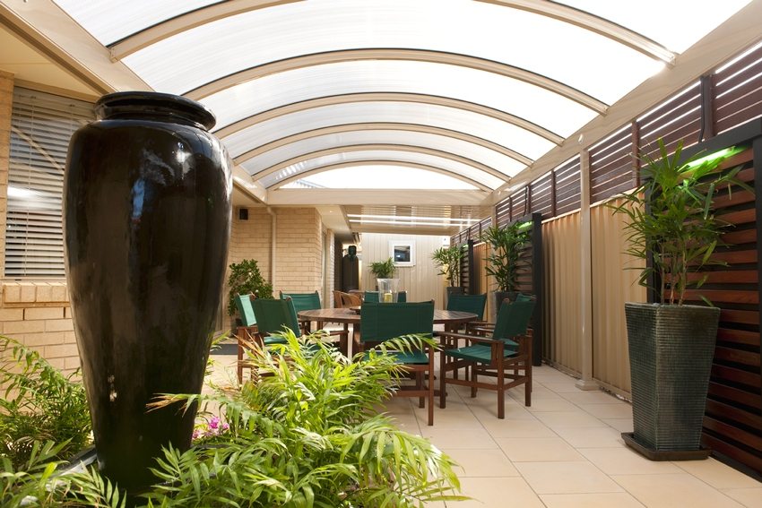 Un auvent voûté couvrant la cour d'une maison privée Un auvent voûté couvrant la cour d'une maison privée