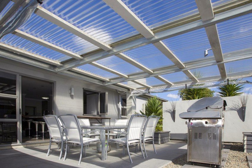 La verrière en polycarbonate couvre la majeure partie de la cour La verrière en polycarbonate couvre la majeure partie de la cour