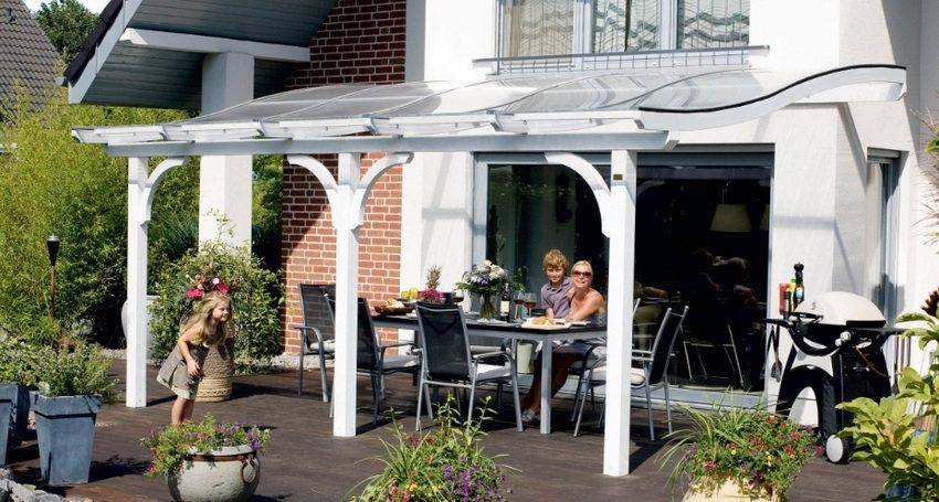 Auvent de toit ondulé recouvert de polycarbonate Auvent de toit ondulé recouvert de polycarbonate