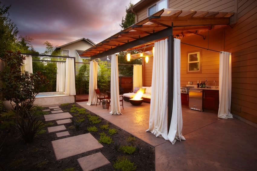 Un coin salon confortable est équipé sous un auvent Un coin salon confortable est équipé sous un auvent