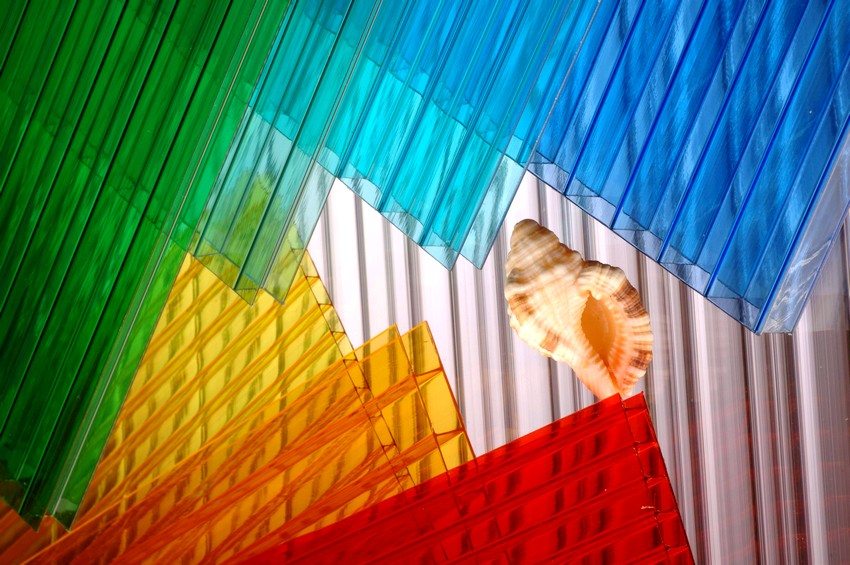 Grâce à une grande variété de couleurs en polycarbonate, vous pouvez construire une verrière originale et lumineuse Grâce à une grande variété de couleurs en polycarbonate, vous pouvez construire une verrière originale et lumineuse