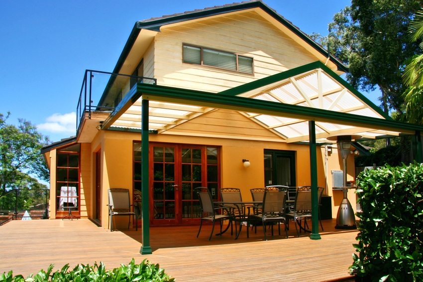 Auvent attaché à la maison, avec une charpente métallique Auvent attaché à la maison, avec une charpente métallique