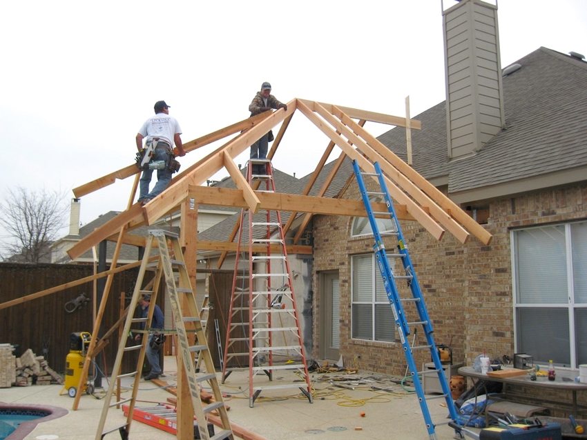 Construction d'un auvent adjacent au mur de la maison Construction d'un auvent adjacent au mur de la maison