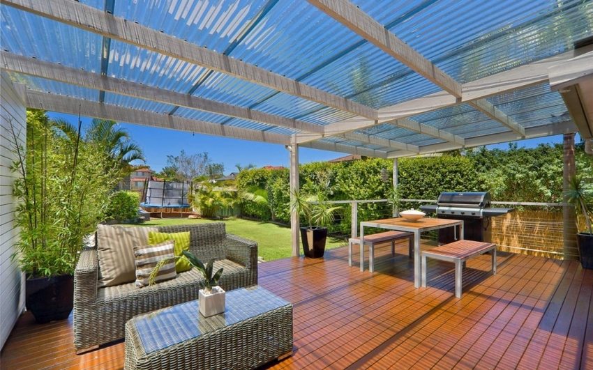 Le polycarbonate se distingue par sa capacité à bien transmettre la lumière du soleil, tout en protégeant des radiations nocives Le polycarbonate se distingue par sa capacité à bien transmettre la lumière du soleil, tout en protégeant des radiations nocives