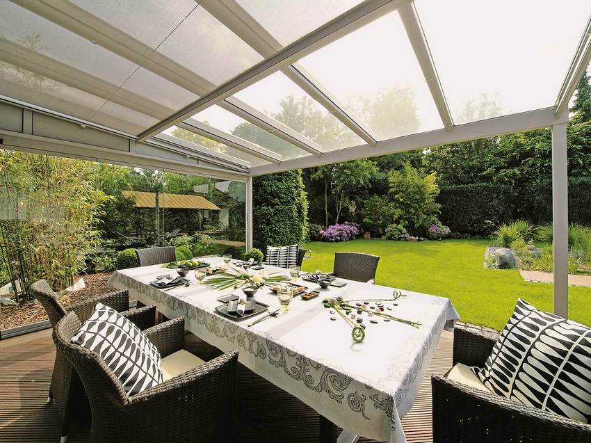 Auvent adjacent au mur de la maison, recouvert de polycarbonate Auvent adjacent au mur de la maison, recouvert de polycarbonate