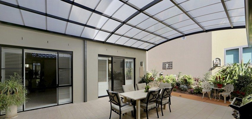 Auvent arqué avec revêtement en polycarbonate Auvent arqué avec revêtement en polycarbonate